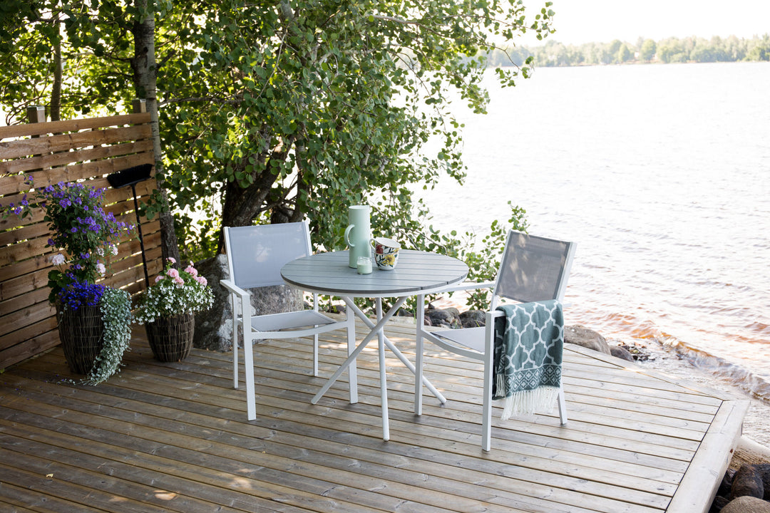 Venture Home Parma cafébord ø90 - vit alu / grå aintwood+Copacabana Karmstol ( stapelbar) Vit