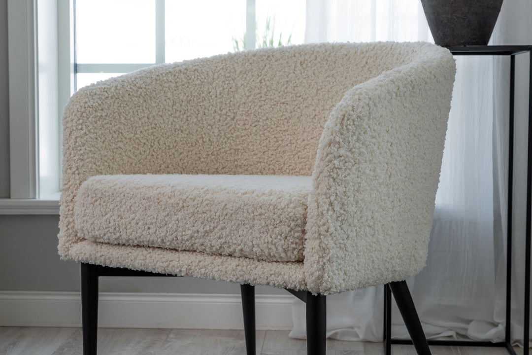 Venture Home Fluffy Lounge Chair - White / black legscc
