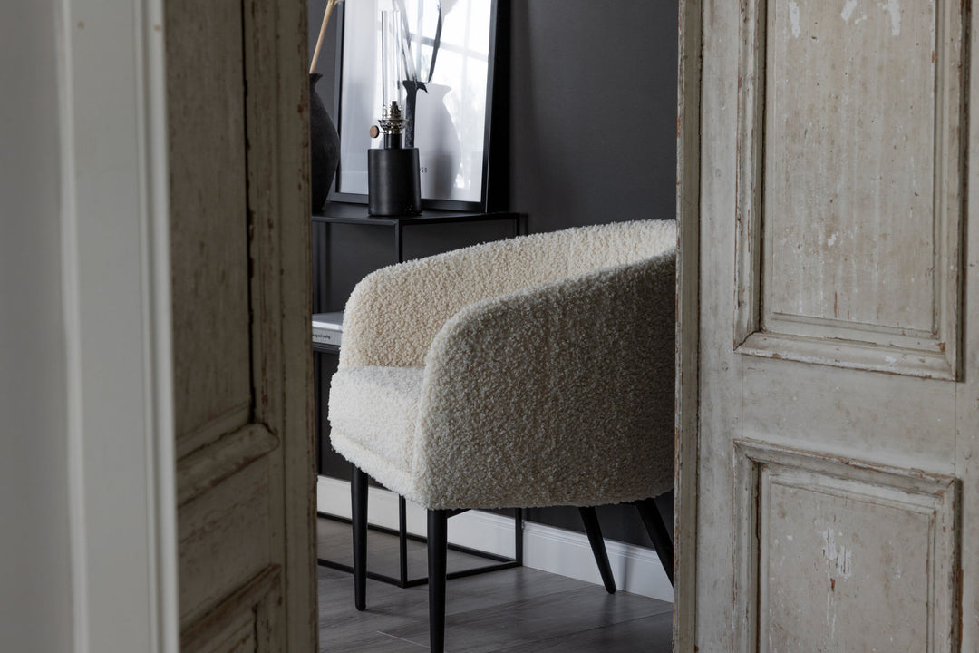 Venture Home Fluffy Lounge Chair - White / black legscc
