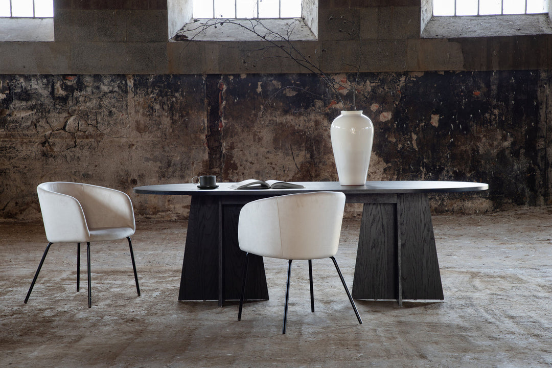 Venture Home Bootcut Oval Dining Table - Black / Black Fanéer
