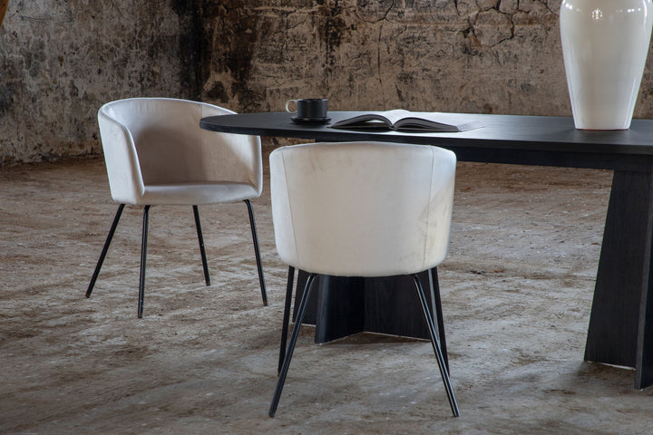 Venture Home Bootcut Oval Dining Table - Black / Black Fanéer