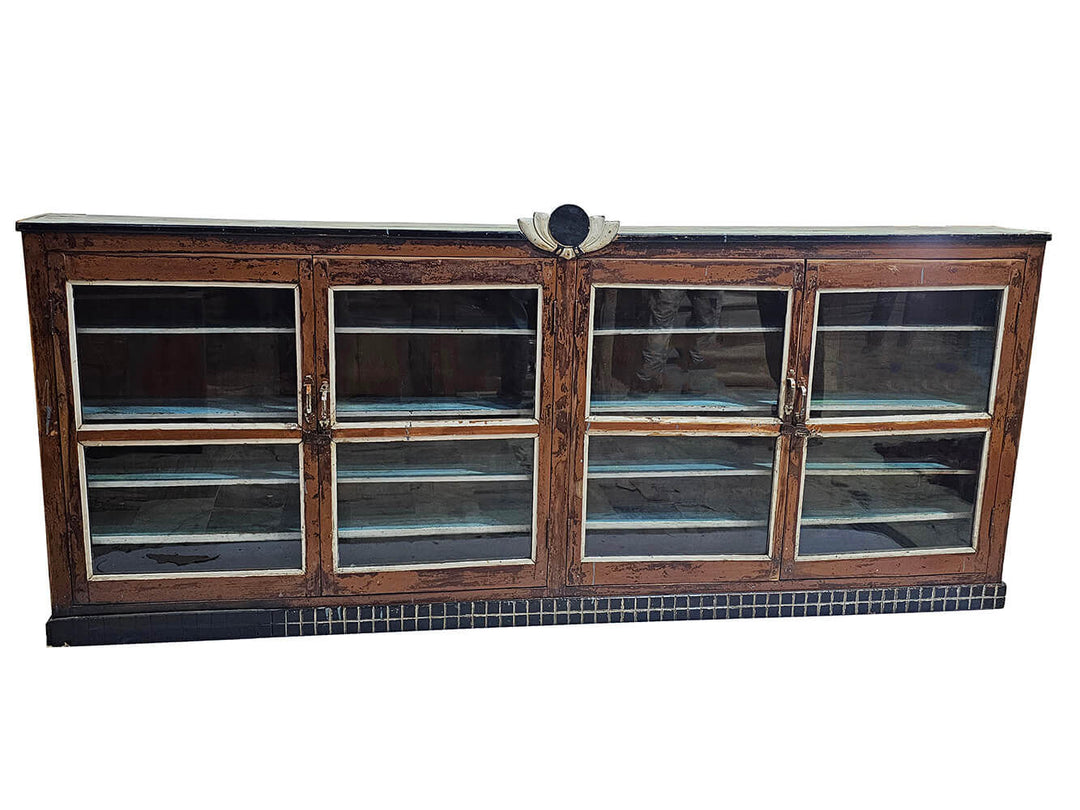 Trademark Living Langt vægskab med fine detaljer