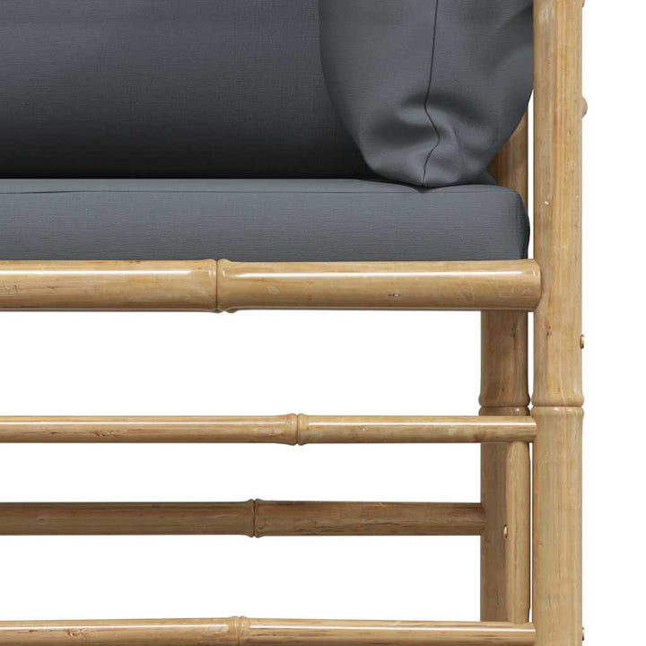 hjørnesofa til haven med mørkegrå hynder bambus