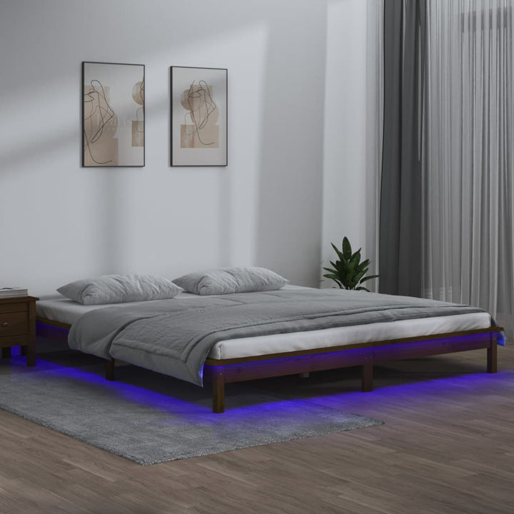 sengeramme med LED-lys 140x200 cm massivt træ gyldenbrun