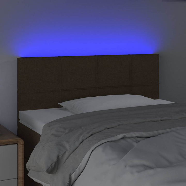 sengegavl med LED-lys 90x5x78/88 cm stof mørkebrun