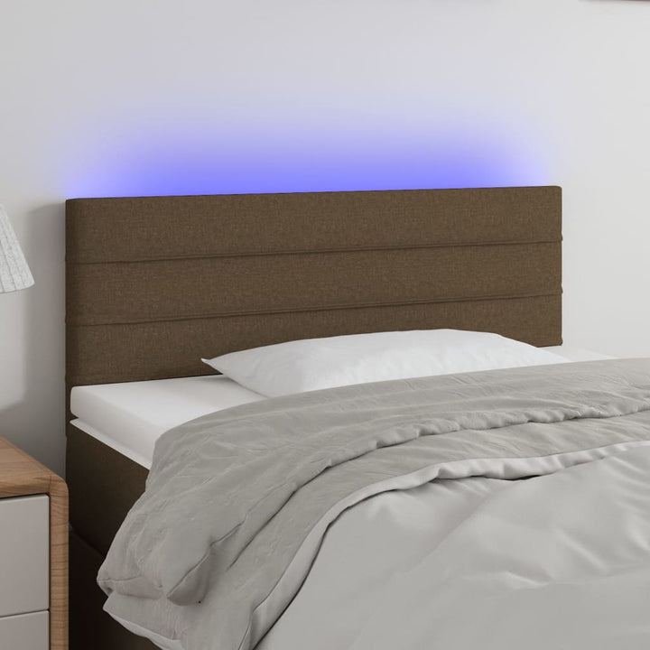 sengegavl med LED-lys 80x5x78/88 cm stof mørkebrun
