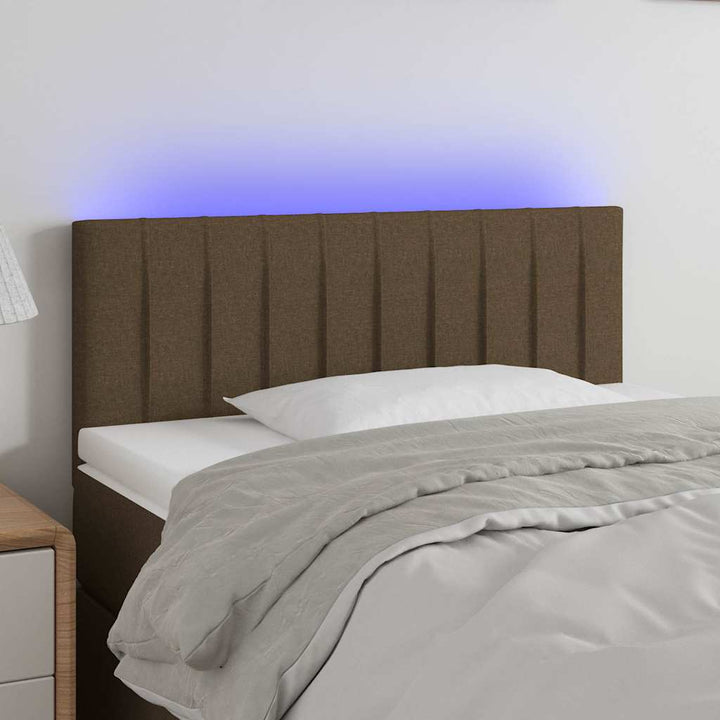sengegavl med LED-lys 90x5x78/88 cm stof mørkebrun