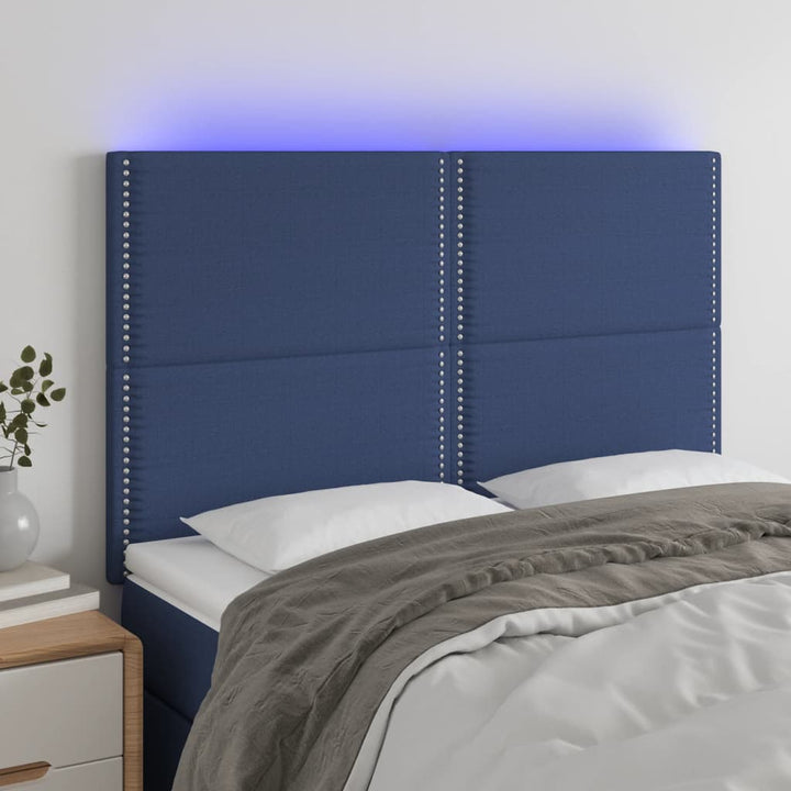 sengegavl med LED-lys 144x5x118/128 cm stof blå
