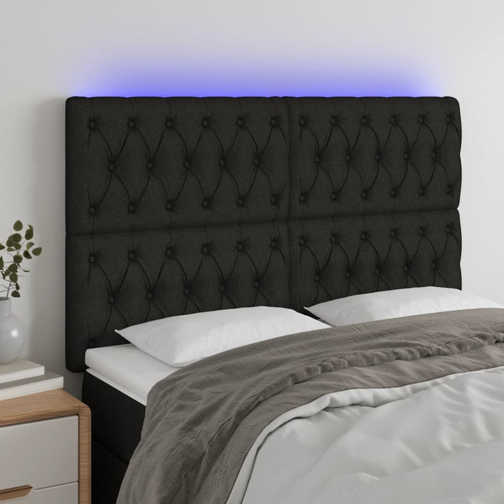 sengegavl med LED-lys 144x7x118/128 cm stof sort