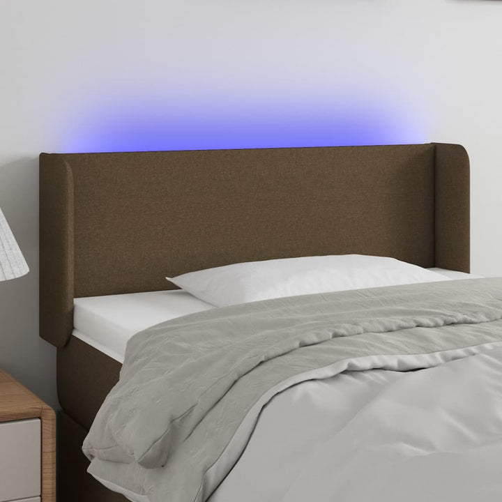 sengegavl med LED-lys 83x16x78/88 cm stof mørkebrun