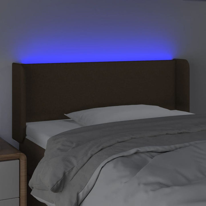 sengegavl med LED-lys 93x16x78/88 cm stof mørkebrun