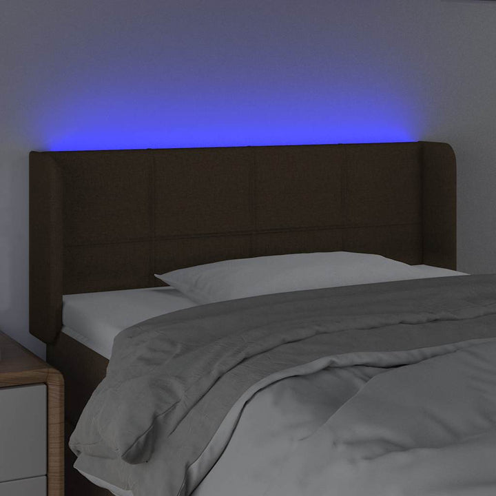 sengegavl med LED-lys 103x16x78/88 cm stof mørkebrun