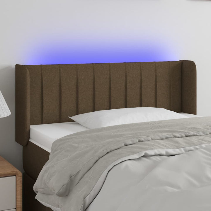 sengegavl med LED-lys 93x16x78/88 cm stof mørkebrun