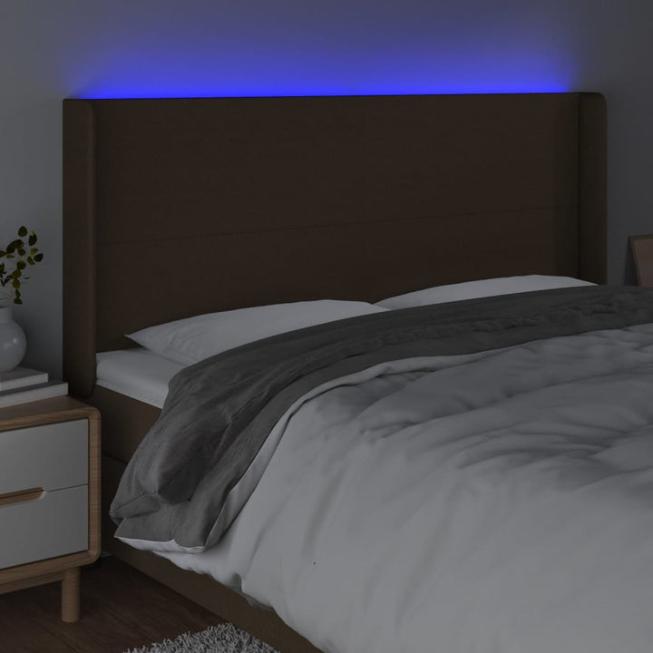 sengegavl med LED-lys 183x16x118/128 cm stof mørkebrun