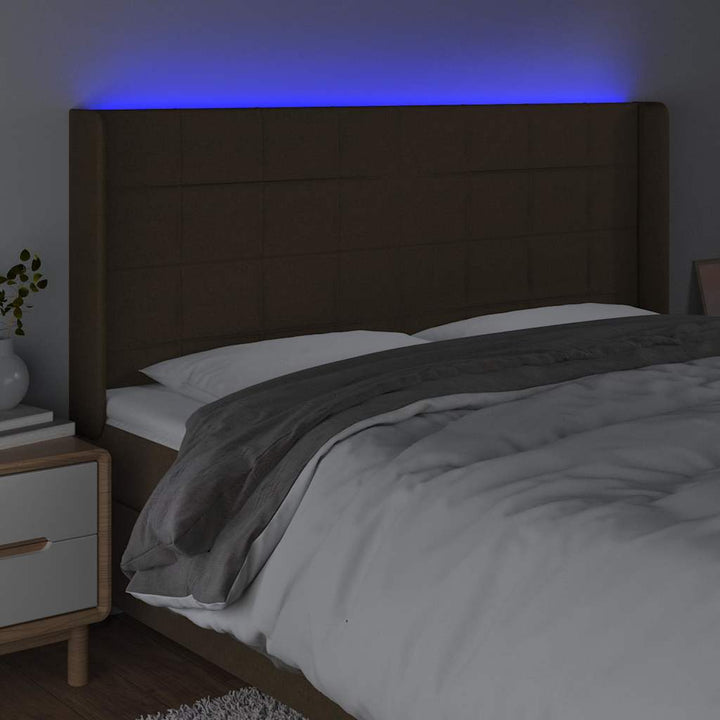 sengegavl med LED-lys 163x16x118/128 cm stof mørkebrun