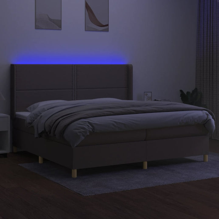 kontinentalseng med LED-lys 200x200 cm stof gråbrun