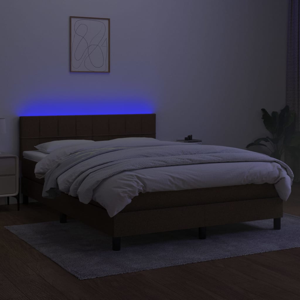 kontinentalseng med LED-lys 140x200 cm stof mørkebrun