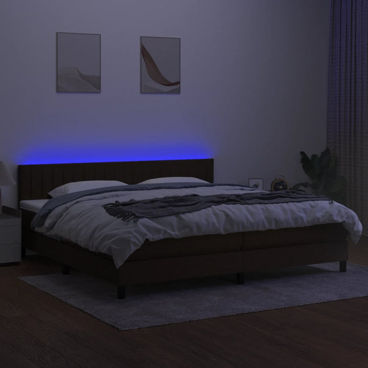 kontinentalseng med LED-lys 200x200 cm stof mørkebrun