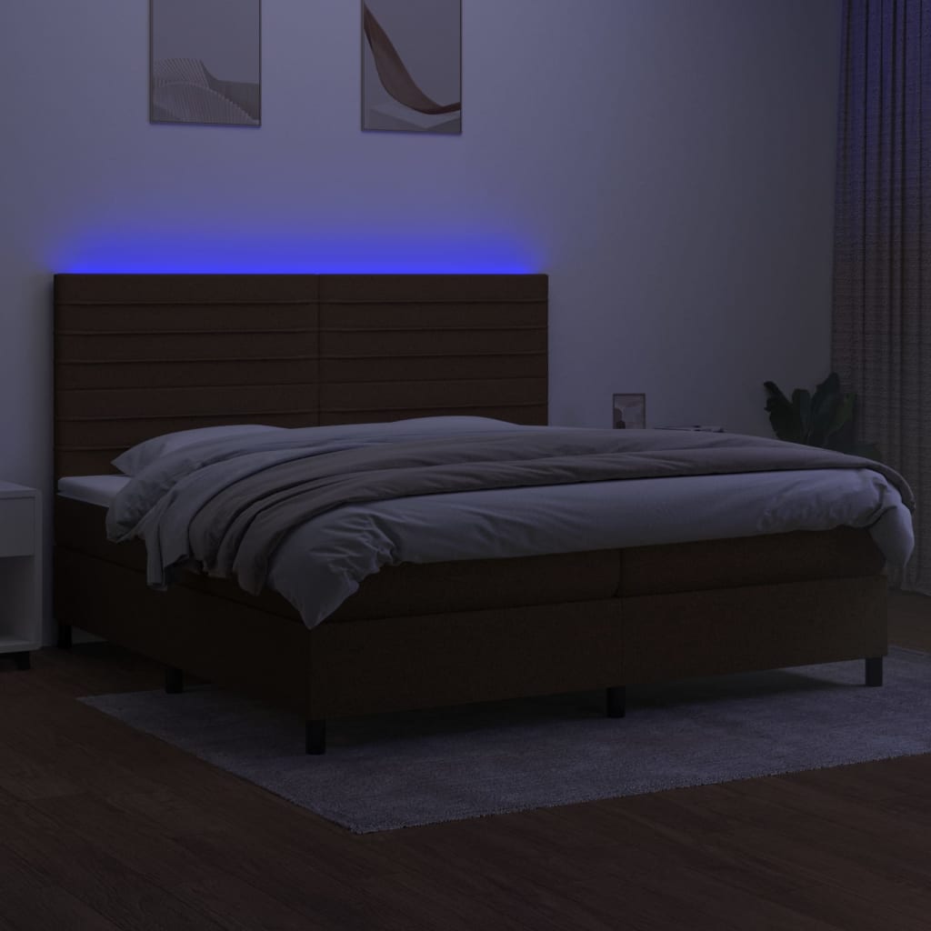 kontinentalseng med LED-lys 200x200 cm stof mørkebrun