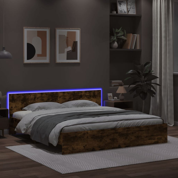 sengeramme med sengegavl og LED-lys 200x200 cm røget egetræ