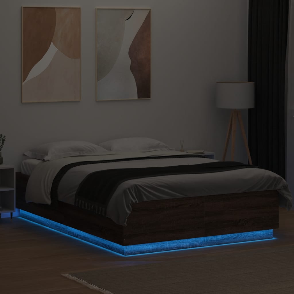 sengeramme med LED-lys 120x200 cm konstrueret træ brunt egetræ
