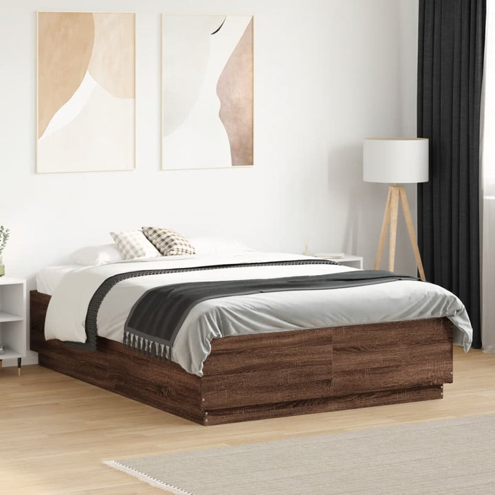 sengeramme med LED-lys 120x190 cm konstrueret træ brunt egetræ