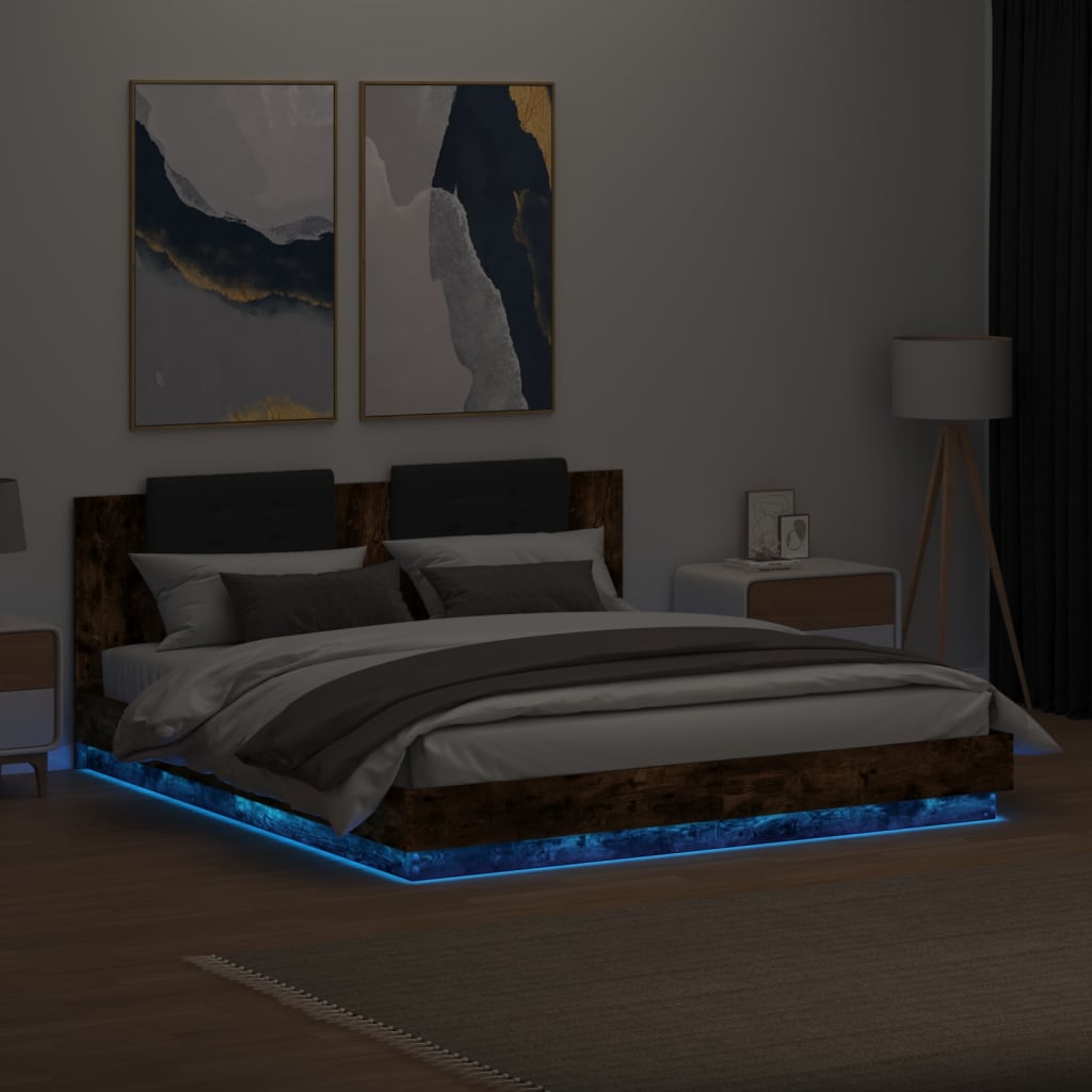 sengeramme med sengegavl og LED-lys 200x200 cm røget egetræ