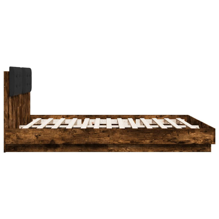 sengeramme med sengegavl og LED-lys 180x200 cm røget egetræ