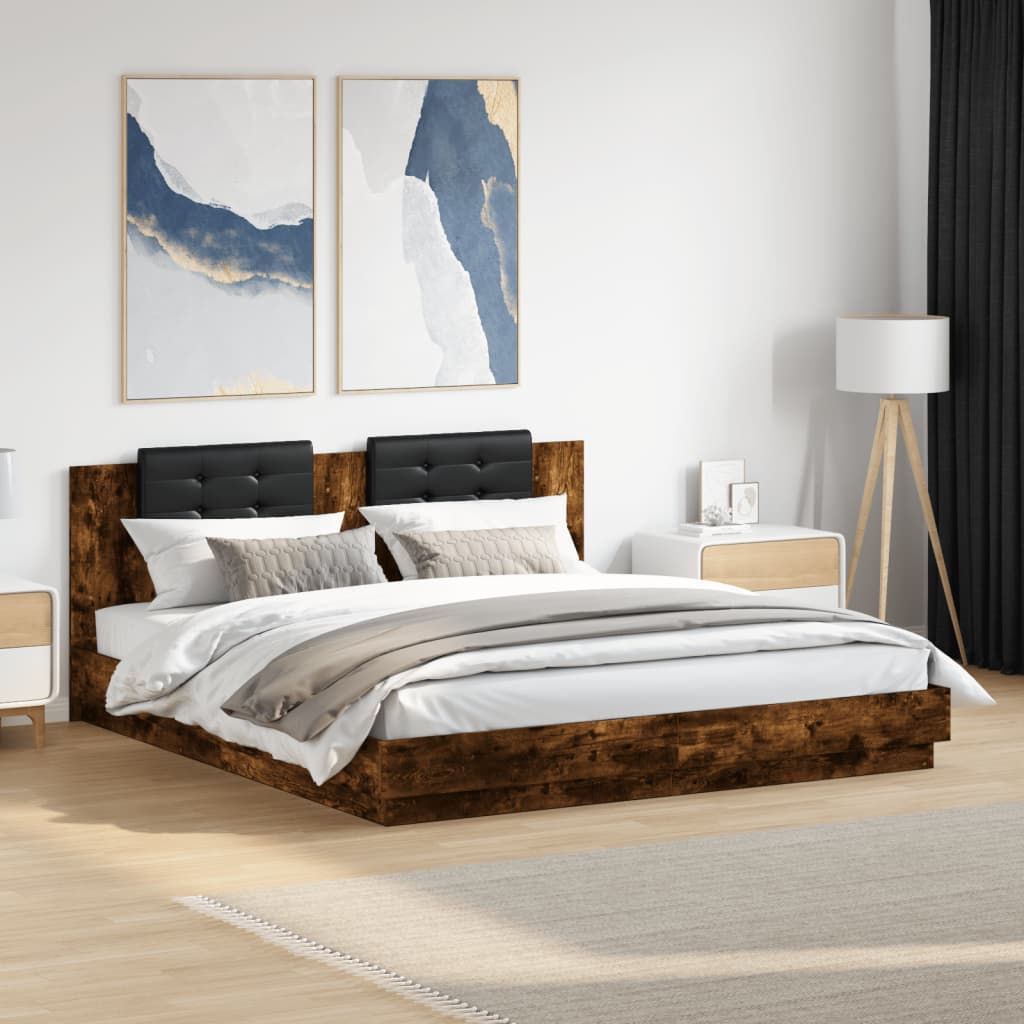 sengeramme med sengegavl og LED-lys 180x200 cm røget egetræ