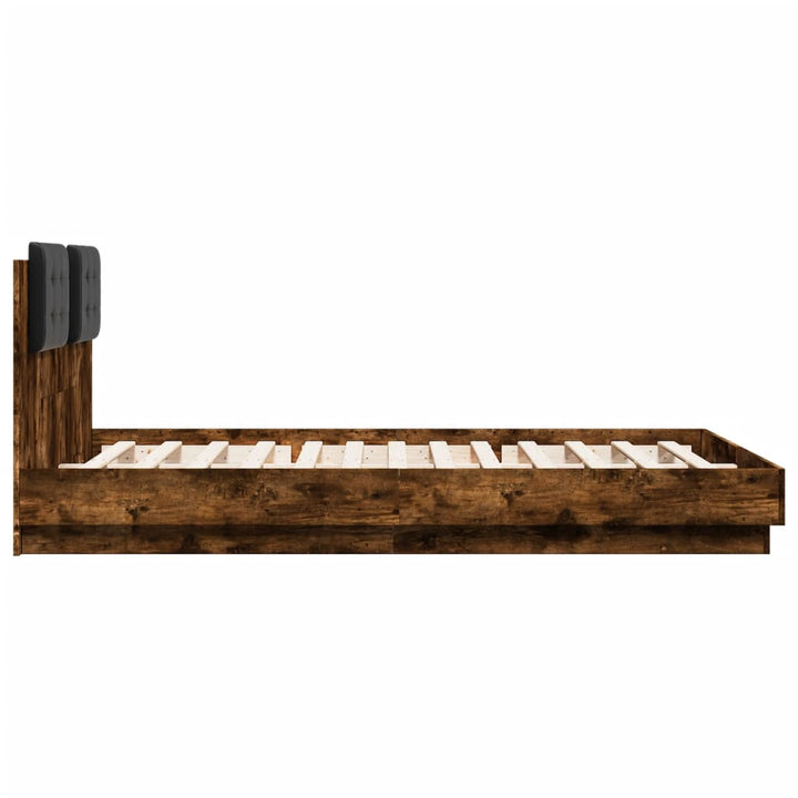 sengeramme med sengegavl og LED-lys 150x200 cm røget egetræ