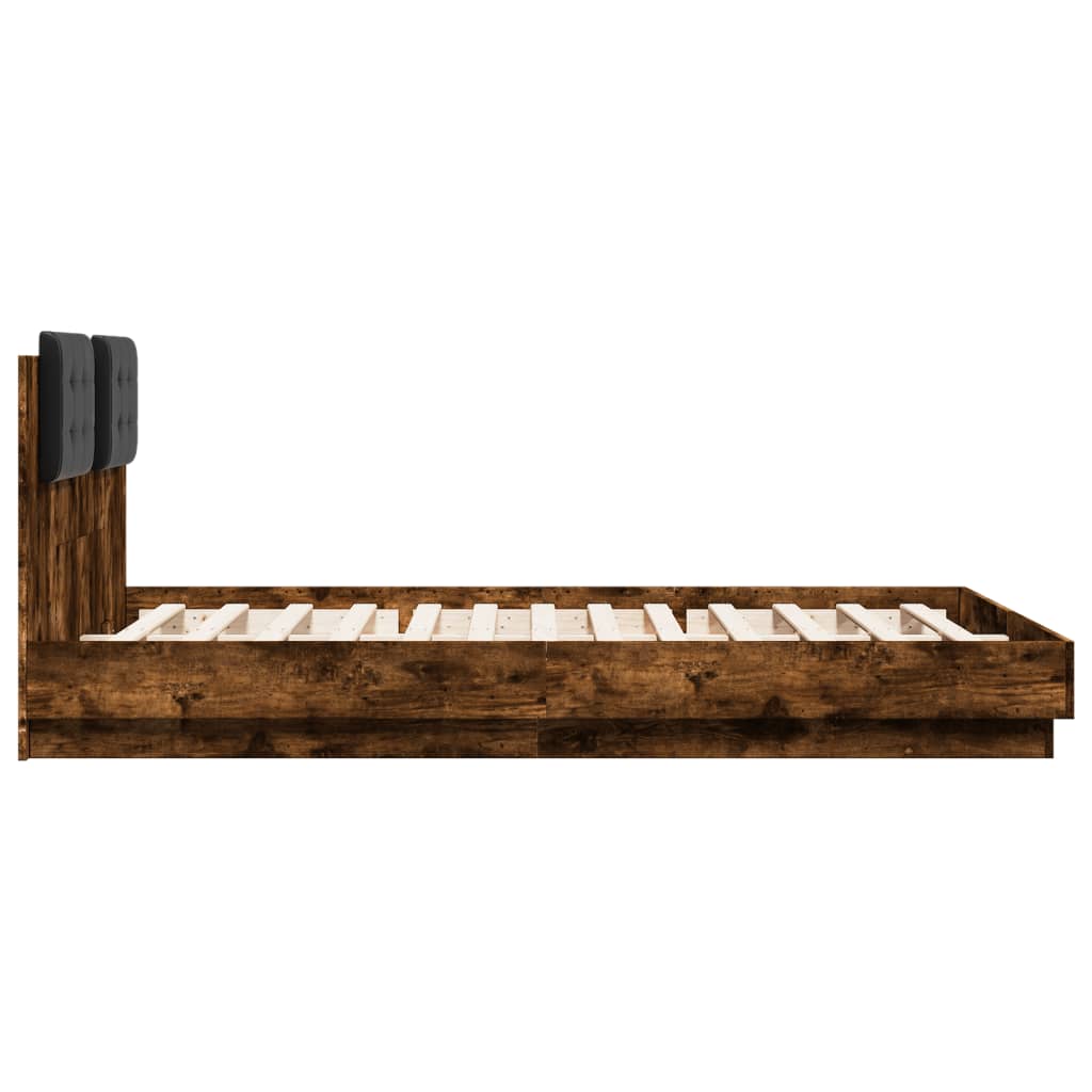sengeramme med sengegavl og LED-lys 140x200 cm røget egetræ