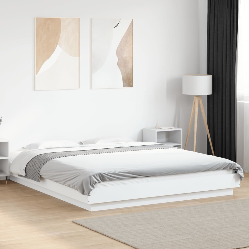 sengeramme med LED-lys 150x200 cm konstrueret træ hvid