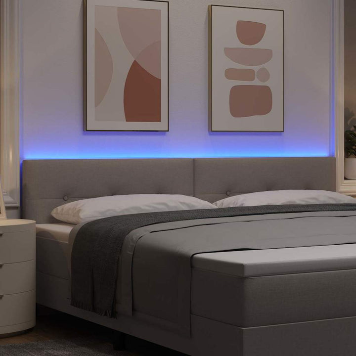 LED sengegavl med LED-lysstrimler Gråbrun 200 cm Stof