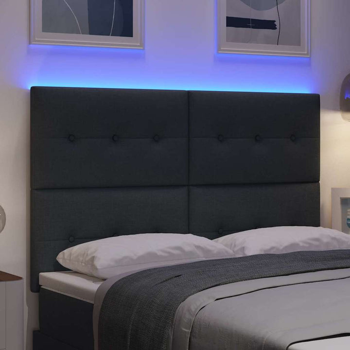 LED sengegavl med LED-lysstrimler Mørkegrå 144 cm Stof