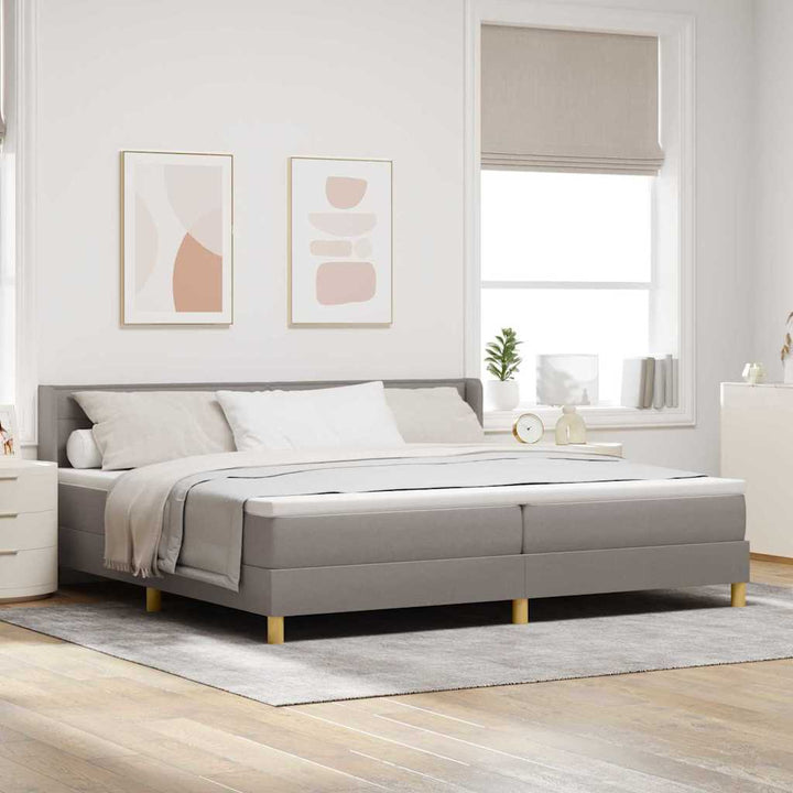 Box spring seng med madras Gråbrun 200 x 200 cm Stof