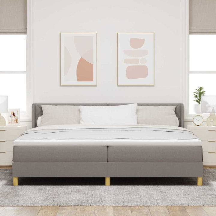 Box spring seng med madras Gråbrun 200 x 200 cm Stof