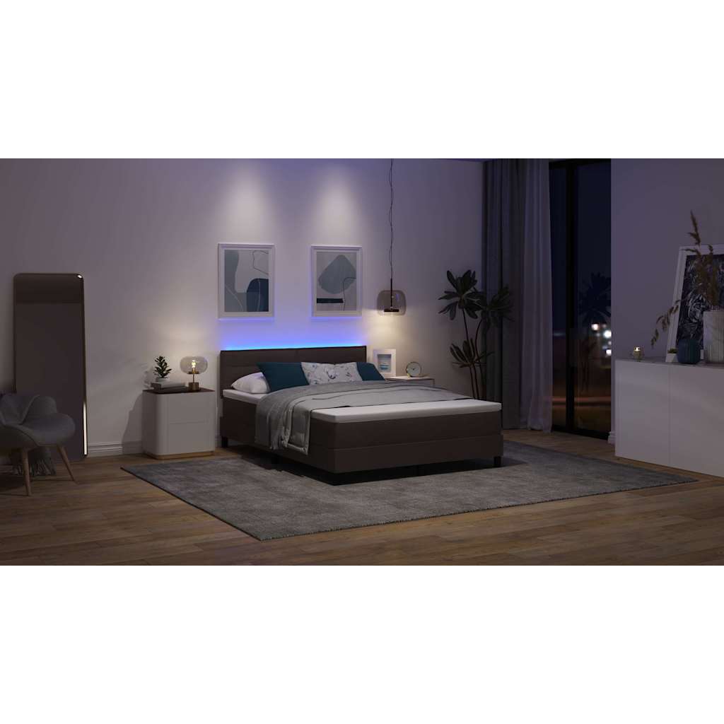 Box spring seng med LED-lysstrimler Mørk Brun 140 x 200 cm Stof