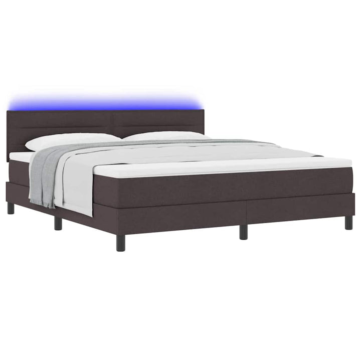 Box spring seng med LED-lysstrimler Mørk Brun 180 x 200 cm Stof