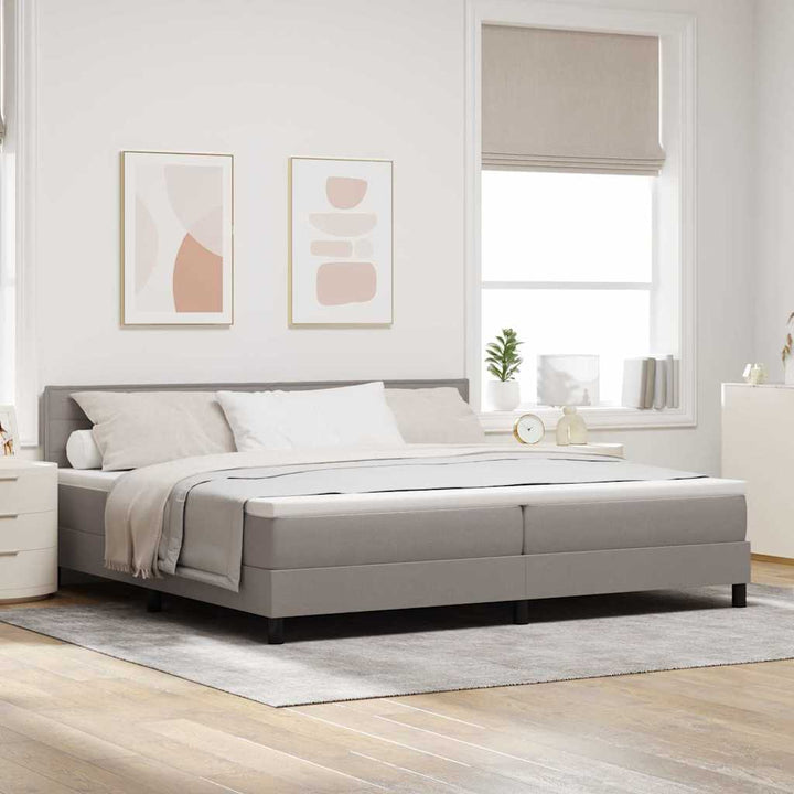 Box spring seng med madras med LED Gråbrun 200 x 200 cm Stof