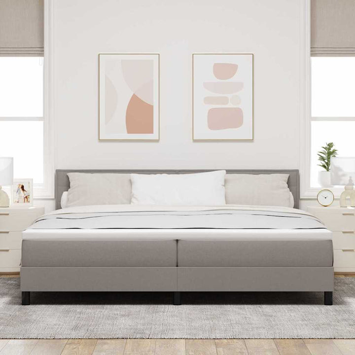 Box spring seng med madras med LED Gråbrun 200 x 200 cm Stof
