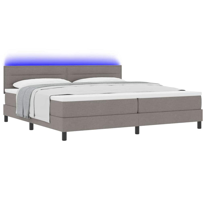 Box spring seng med madras med LED Gråbrun 200 x 200 cm Stof