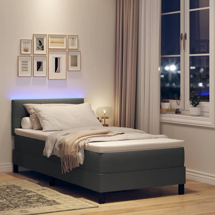 Box spring seng med LED-lysstrimler Mørkegrå 100 x 200 cm Stof