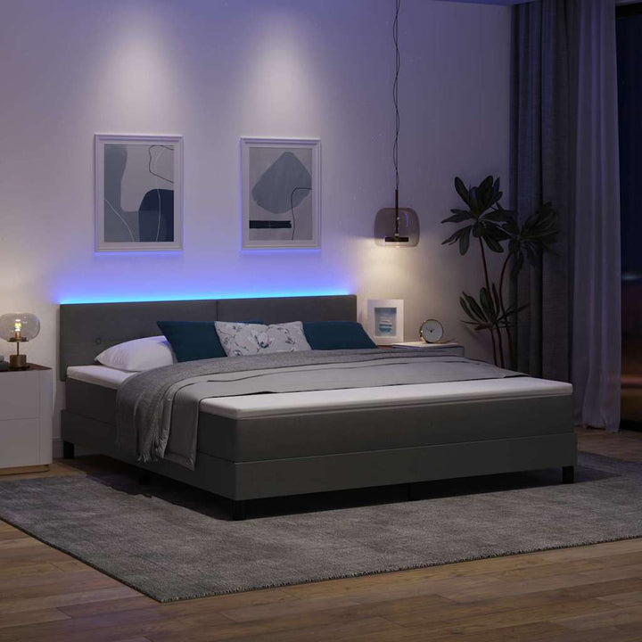 Box spring seng med LED-lysstrimler Mørkegrå 180 x 200 cm Stof