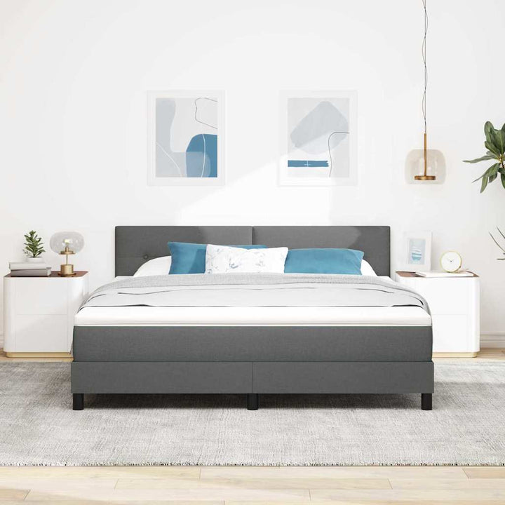 Box spring seng med LED-lysstrimler Mørkegrå 180 x 200 cm Stof