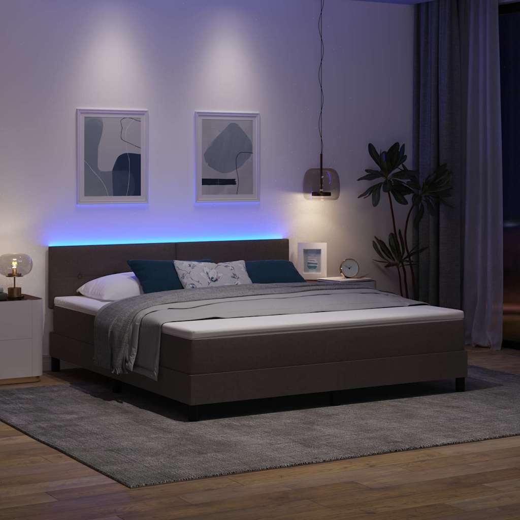 Box spring seng med madras med LED Mørk Brun 180 x 200 cm Stof
