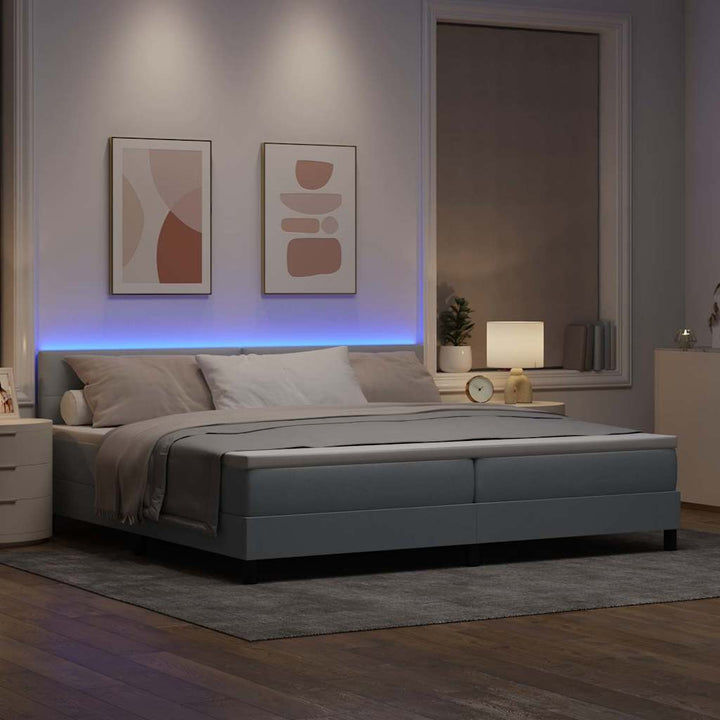 Box spring seng med LED-lysstrimler Lysegrå 200 x 200 cm Stof