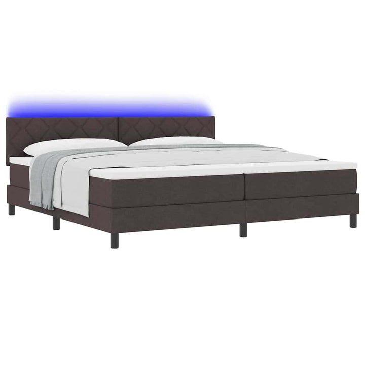 Box spring seng med madras med LED Mørk Brun 200 x 200 cm Stof