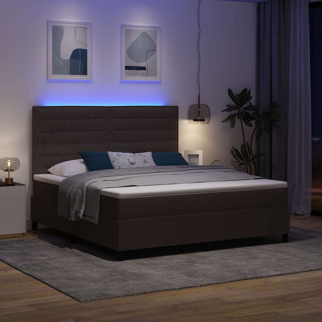 Box spring seng med madras med LED Mørkebrun 180 x 200 cm Stof
