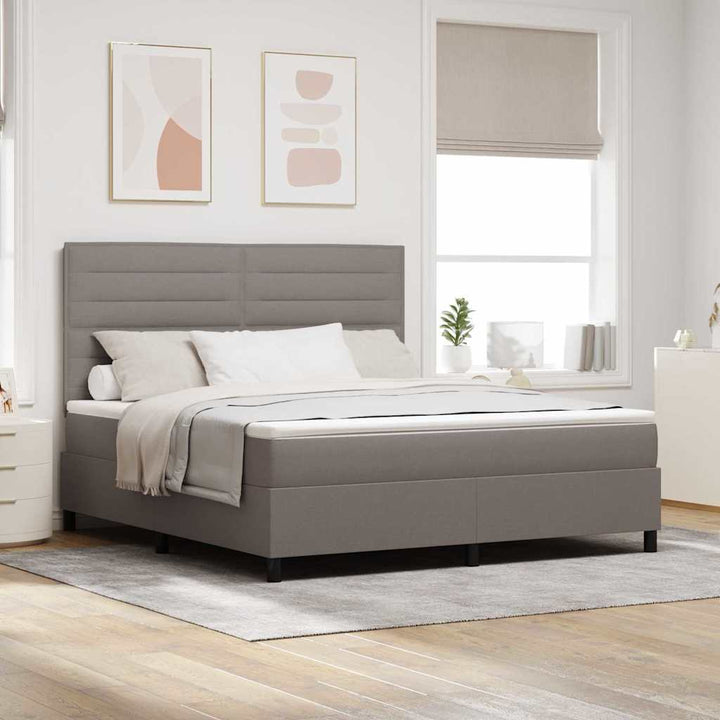 Box spring seng med LED-lysstrimler Gråbrun 180 x 200 cm Stof