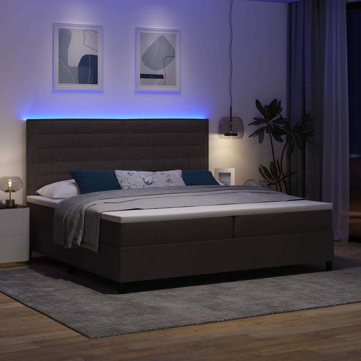 Box spring seng med madras med LED Mørkebrun 200 x 200 cm Stof